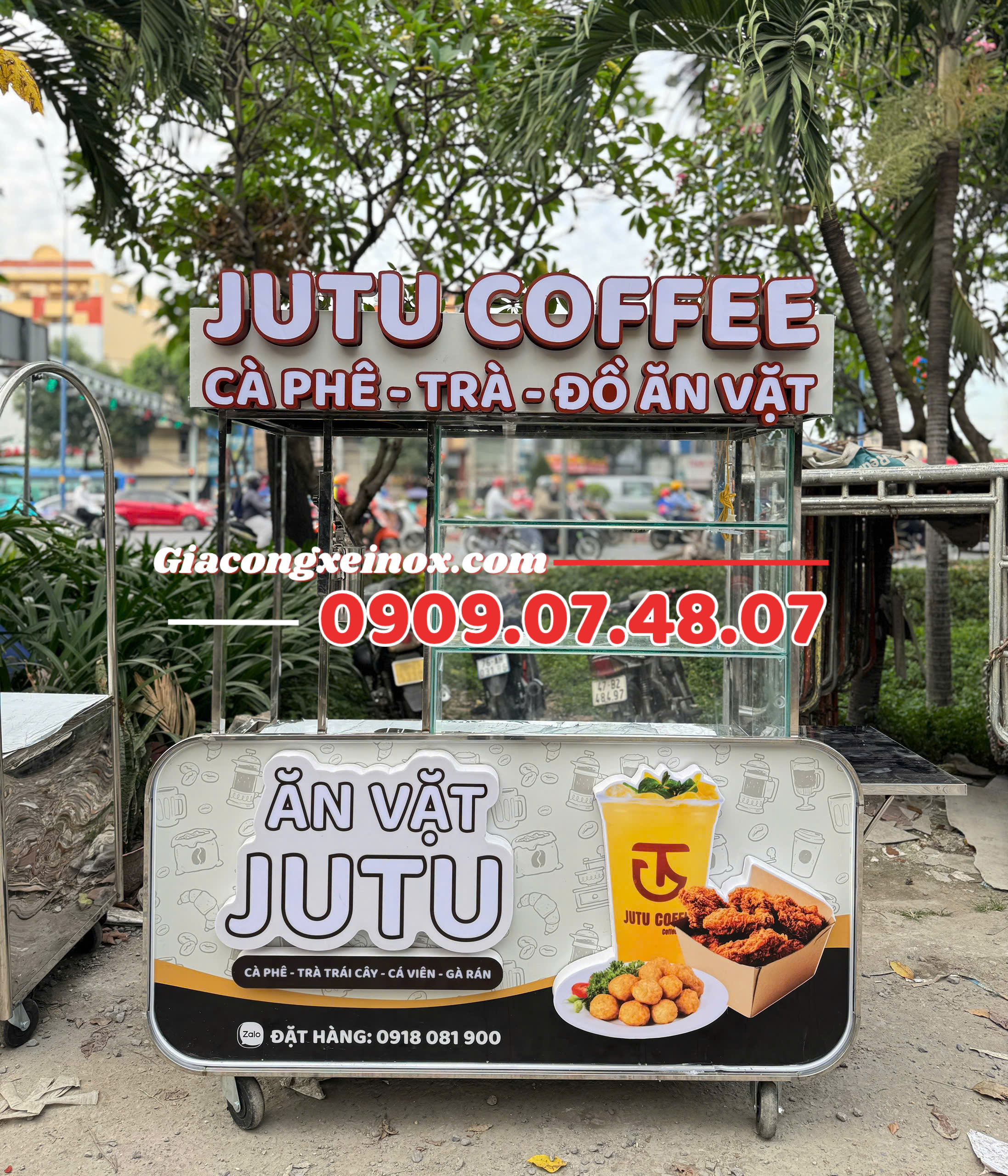 Ảnh chụp trực diện mặt tiền xe, thể hiện rõ nhất các biển hiệu quảng cáo "JUTU COFFEE" và "ĂN VẶT JUTU"