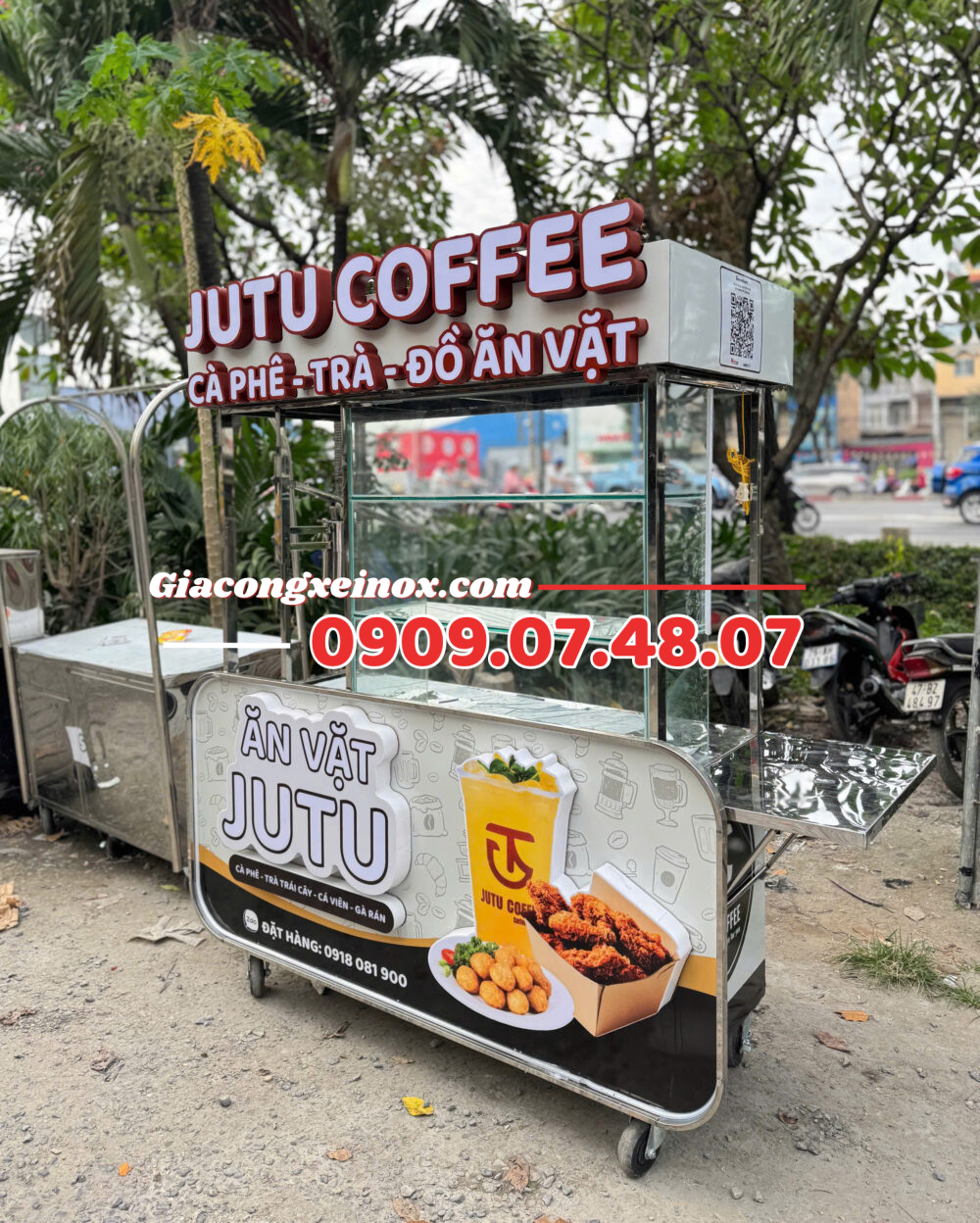 Ảnh chụp từ góc chéo phía trước bên phải, thể hiện phần bên hông và cấu trúc khung xe.